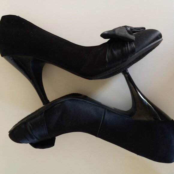 Fergalicious Black Satin Women's Heel Used Size 8.5 - Picture 3 of 7